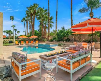 Eat Play Love – Designer Palm Springs Home with Pool, Mountain Views, Games & Outdoor Dining - Palm Springs - Pool