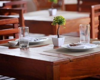 Kl Sinharaja - Deniyaya - Restaurante