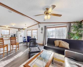 Assateague Point Vacation - Berlin - Living room