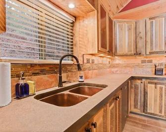Serene and cozy updated log cabin in the woods - Garden Valley - Kitchen