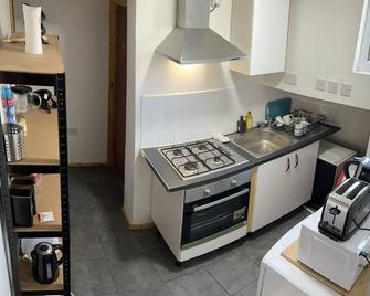 Tower Bridge Roomzzzz Bnb - London - Phòng bếp