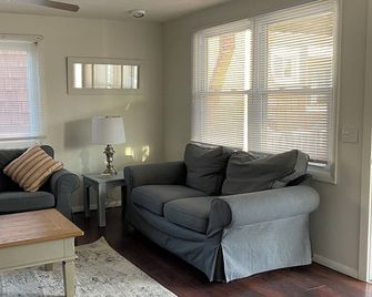 Brant Beach 3 Houses to the Beach, Dog friendly, 1st floor - Long Beach - Sala de estar