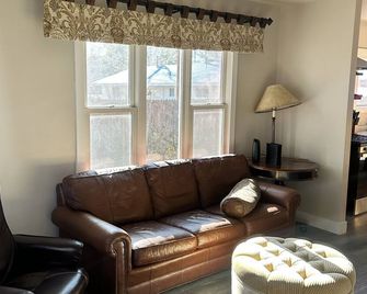 This property is not available to rent. Disregard this listing. - Hayden - Living room
