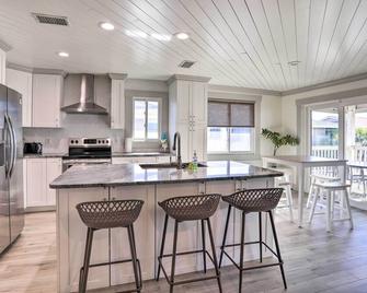 Walk to Beach Condo with Deck in Indian Shores - Clearwater Beach - Cocina