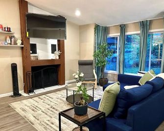 08 Min to PAE Airport - Cozy 2Br Home Surrounded by Nature w/carport - Everett - Living room