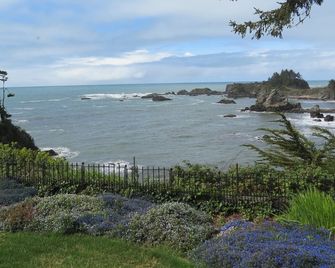 Tanbark Shores Guest Suite - Brookings - Outdoor view