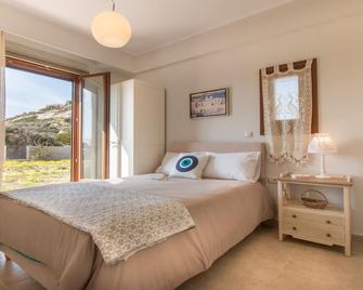Two-Bedroom Apartment with Lake View, Ground Floor - Gratsias Luxury Apartments - Stelida - Schlafzimmer