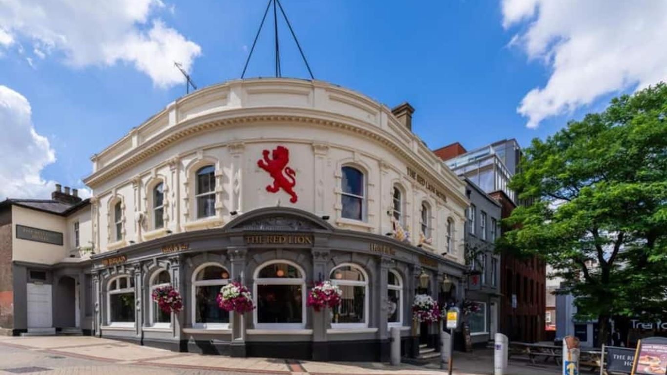 OYO The Red Lion Hotel