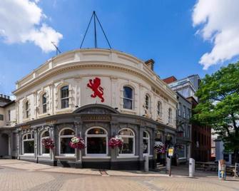 OYO The Red Lion Hotel - Luton - Building