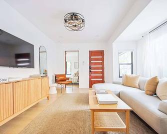 Lux 2 Units Oasis Villa w terrace&roofdeck - Los Angeles - Living room