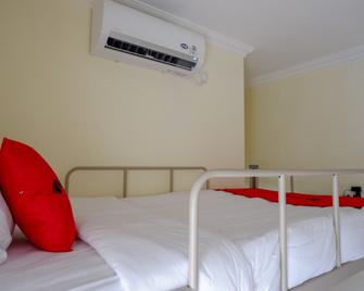 RedDoorz Hostel near Kota Lama Semarang - Semarang - Bedroom