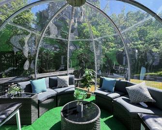 White Holiday Cozy Chalet W Hot Tub bubble room and pool - Prattsville - Patio