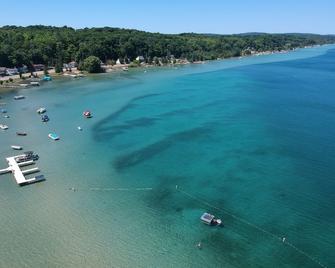 Beachfront Vacation on Crystal Lake, downtown Beulah - Beulah