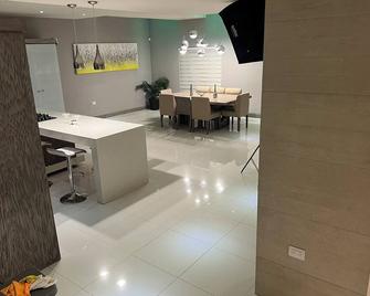 House Pool 4 bedrooms - Delicias - Restaurant