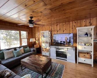 Cute Waterfront Cabin on Lake Wissota: Old Abe Trail, Boat, Swim, Fish, Golf - Chippewa Falls - Living room