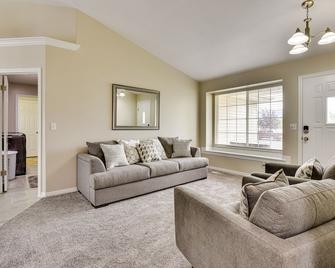 Family-Friendly Clearfield Home with Hot Tub! - Clearfield - Living room