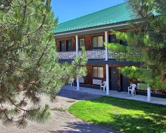 Legend Inn Guestroom - Stay at Summit Village Shanty Creek - Bellaire - Building