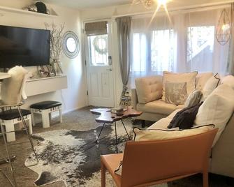 Cherry Creek Chic Retreat - Denver