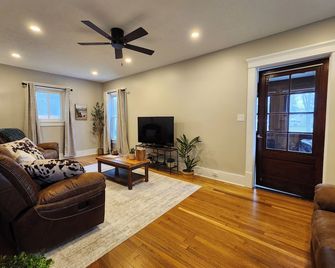 The Farmhouse in Elyria, OH - Elyria - Living room