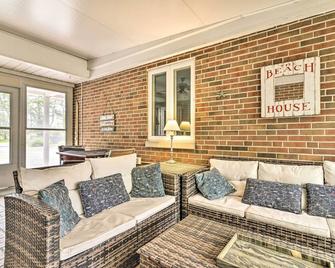 Bayfront Retreat with Game Room and Outdoor Pool! - Exmore - Вітальня