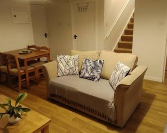 Cottage in peaceful Borders village close to Kelso with nearby walking routes - Kelso - Living room