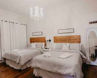 Beautiful Downtown Loft- West Suite - Clare - Habitación