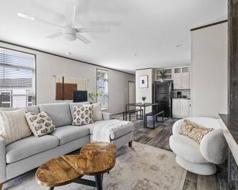 Leisure Escape - Tx Hill Country - Dripping Springs - Living room
