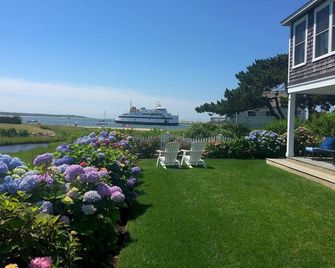 Perfect cottage/gorgeous view, steps to beach. AC, outdoor shower & grill, wifi - Hyannis - Patio