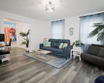 Beach Oasis, Mins To Cp & Sf, King/Wd/Pet Ok - Sandusky - Living room
