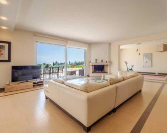 Tranquil Private Villa with a Spacious Interior | Less than 15km from Corfu Town - Corfu - Living room