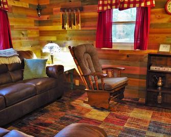 Lovely Riverfront House with Fire Pit & 30ft Swing! - Algonquin - Sala de estar