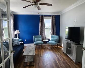 Casinos, beaches, and history - Norwich - Living room