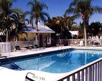 Lemon Tree Inn - נייפלס - בריכה