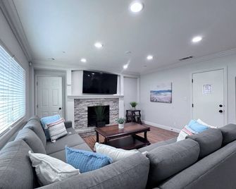 Lovely Anaheim Pool Home 1 Mile to Disney - Anaheim - Living room