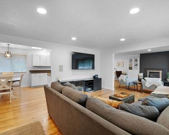 Close to downtown Oregon City, King Bed, Fire Pit, fireplace and a huge backyard - Oregon City - Living room