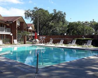 Ramada by Wyndham Temple Terrace/Tampa North - Tampa - Piscina