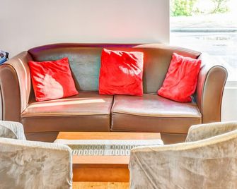 The Hotel Rafiya, Redditch - Redditch - Lounge