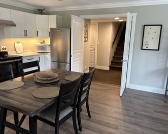 Charming Mill Bay 2 Br Suite - Mill Bay - Dining room