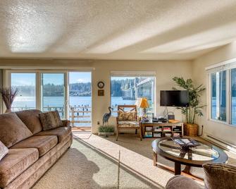 Incredible Riverfront Oasis with Wraparound Deck & Cozy Interior - Florence - Huiskamer