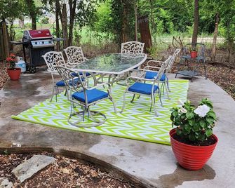 Ethyl's Place - a charming place to stay. - Blanco - Patio