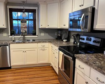 Historic lake home right in town with lots of room inside and out - Mora - Kitchen