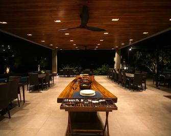 Cala Laiya - Laiya - Restaurante