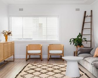 Bella Bay 1 Downstairs - Prime Location - Holiday Yamba - Yamba - Living room