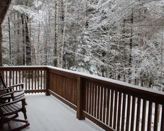 Honeymoon Cabin with Jacuzzi Tub - Keene - Balcón