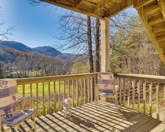 Peaceful Lake Lure Cabin with Fireplace! - Lake Lure - Balcón