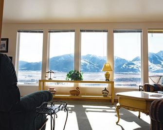 John & Jeans Yellowstone Paradise Valley Mountaintop Escape, Open in Winter too! - Emigrant - Sala de estar