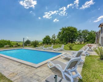 Grad Inn Boutique Villa Suite Thyme, Gračišče, Slovenia - Gračišče - Pool