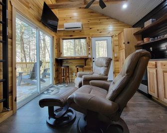 Secluded Tiny House with Hot Tub - Campton - Sala de estar