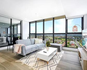 Liverpool Brand New 2 Bedroom Apt View & Parking - Liverpool - Living room