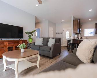 Close to Town with a Remote Feel, Wooded View - Oroville - Wohnzimmer